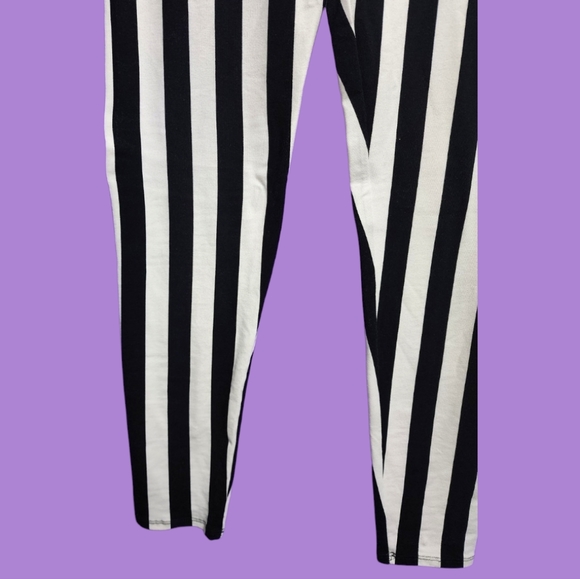 Midnight Hour: Black & White Vertical Striped Leggings - Picture 8 of 11